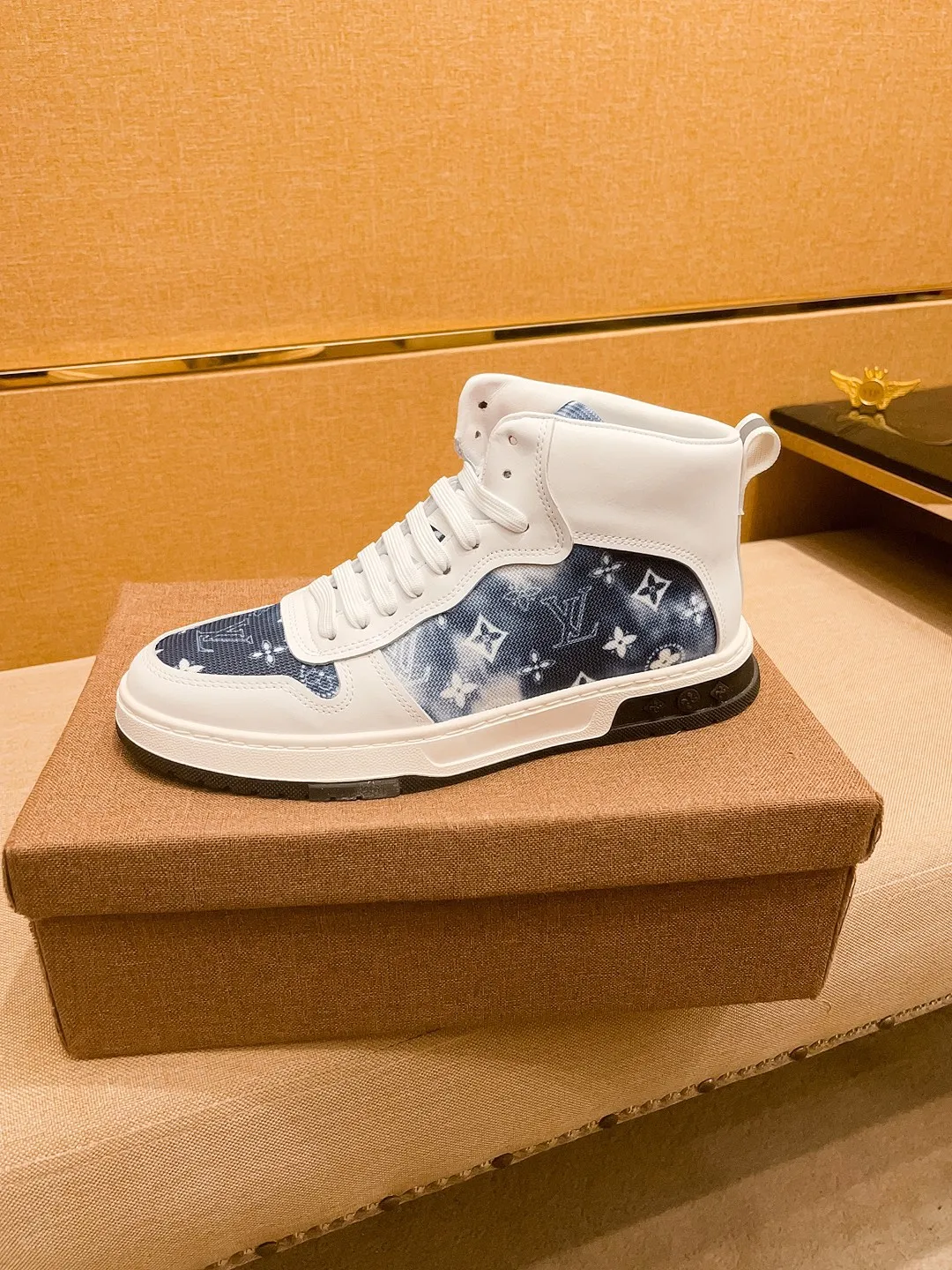 Men's shoes 💰 440💰【 LV 】🔥 Louis Vuitton, high-end men's shoes brand, official website 1:1 latest masterpiece: the upper is made of first-layer cowhide imported from Italy with a comfortable and breathable lining➕original non-slip and wear-resistant outsole🔥, making walking more convenient and comfortable! An exclusive new model, a stunning work, a beautiful 1:1 replica [color] compared to the official quality! Create a fashionable personality to set off your uniqueness! A must-have for trendy men! Classic🔥Size: 38-44 Color: 🔥Multiple colors available🔥